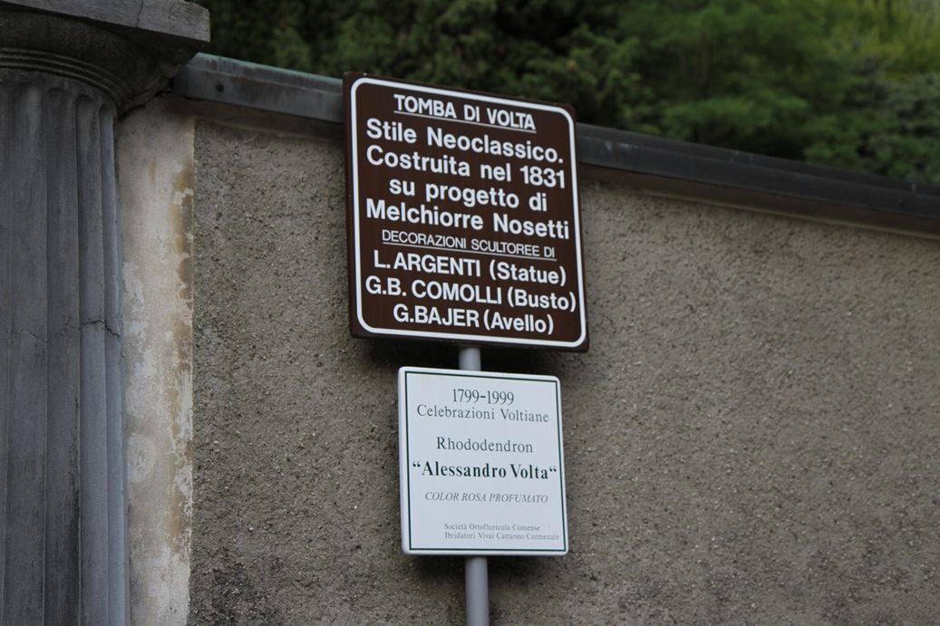 Alessandro Volta's tomb, Camnago - 02.JPG
